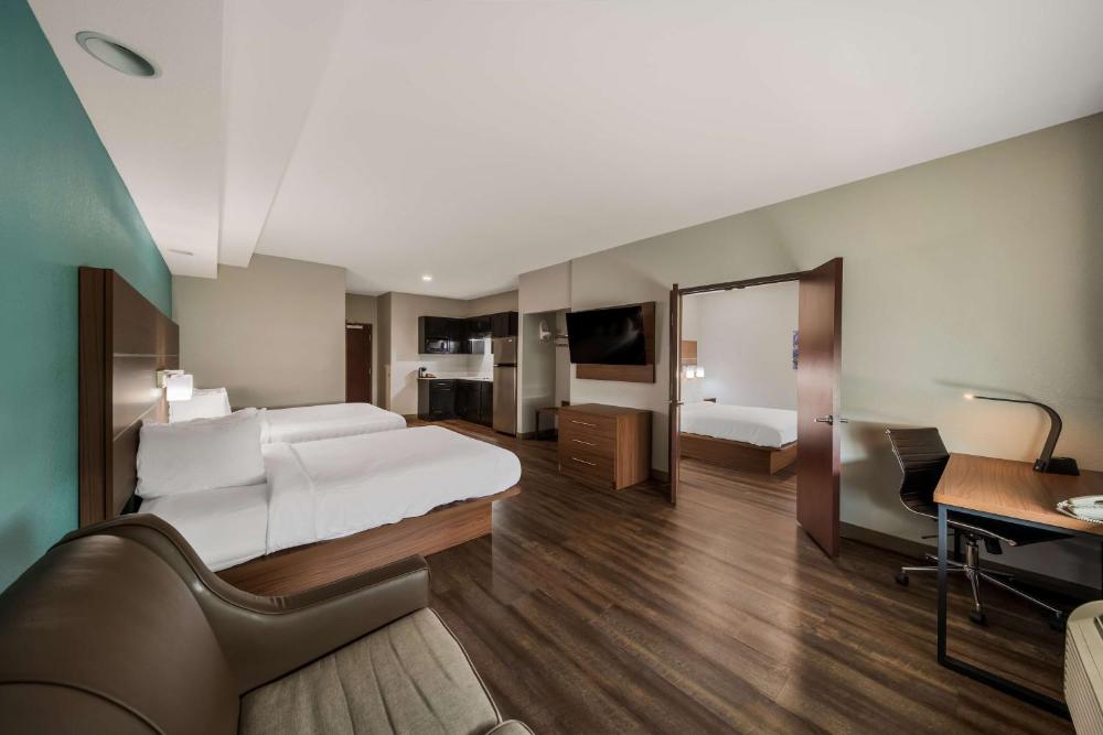 Queen Suite with Three Queen Beds - Non-Smoking interior